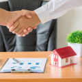 What is the responsibility of a mortgage broker?